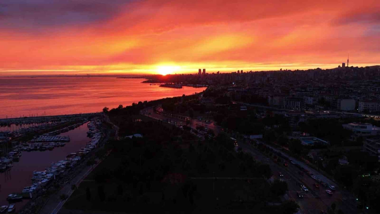 İSTANBUL'DA GÜN BOYU ETKİSİNİ SÜRDÜREN YAĞMURUN ARDINDAN ORTAYA ÇIKAN GÖKKUŞAĞI VE GÜN BATIMI...