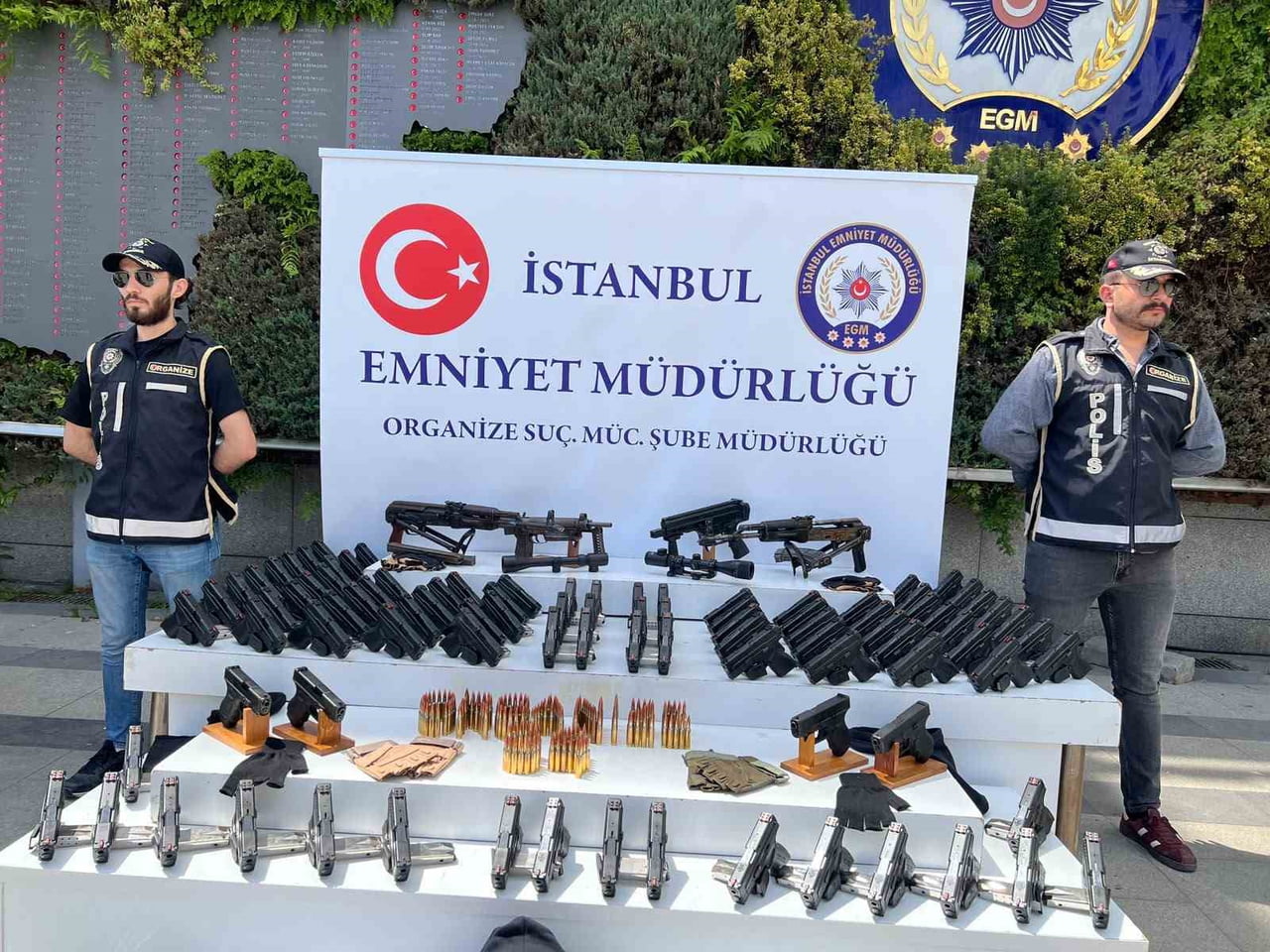 İSTANBUL'DA MOTOSİKLETLİ SUÇ ÇETELERİNE VE SİLAH KAÇAKÇILARINA YÖNELİK SON BİR AYDA DÜZENLENEN...