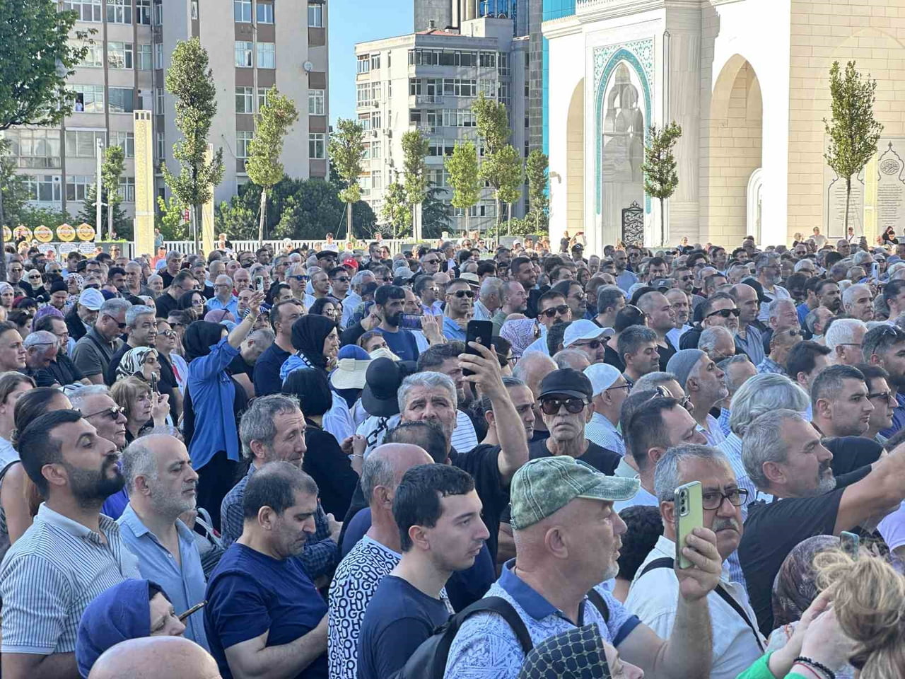 İSTANBUL'DA TEDAVİ GÖRDÜĞÜ HASTANEDE 77 YAŞINDA HAYATINI KAYBEDEN YEŞİLÇAM’IN USTA OYUNCUSU KADİR...