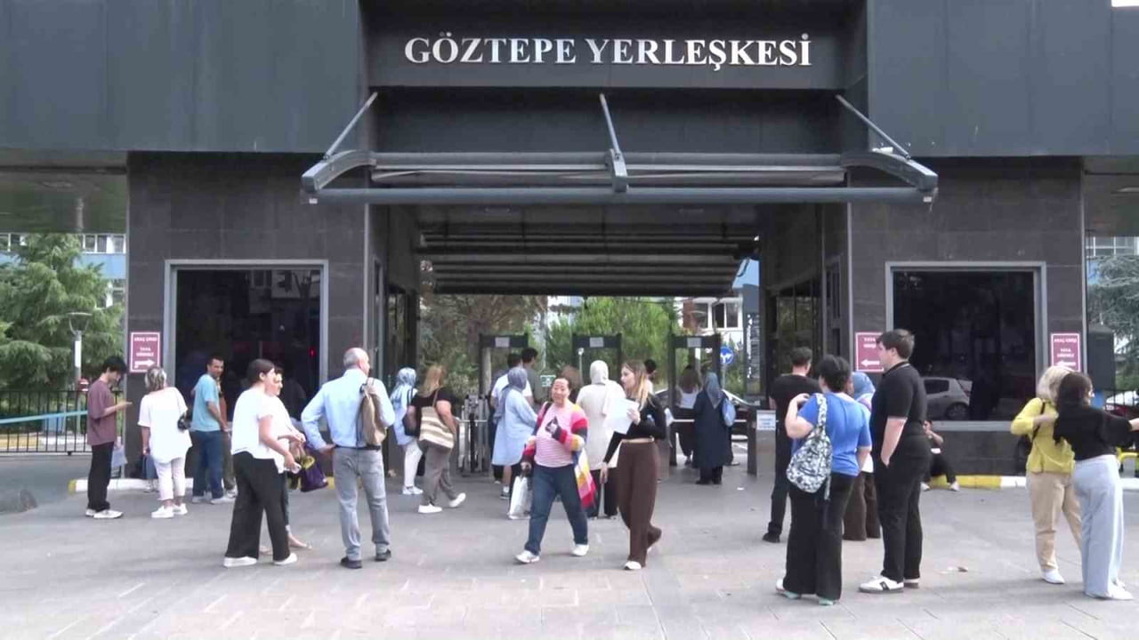 İSTANBUL'DA YÜKSEKÖĞRETİM KURUMLARI SINAVI (YKS) ÖNCESİNDE OKUL ÖNLERİNDE HEYECANLI BEKLEYİŞ...