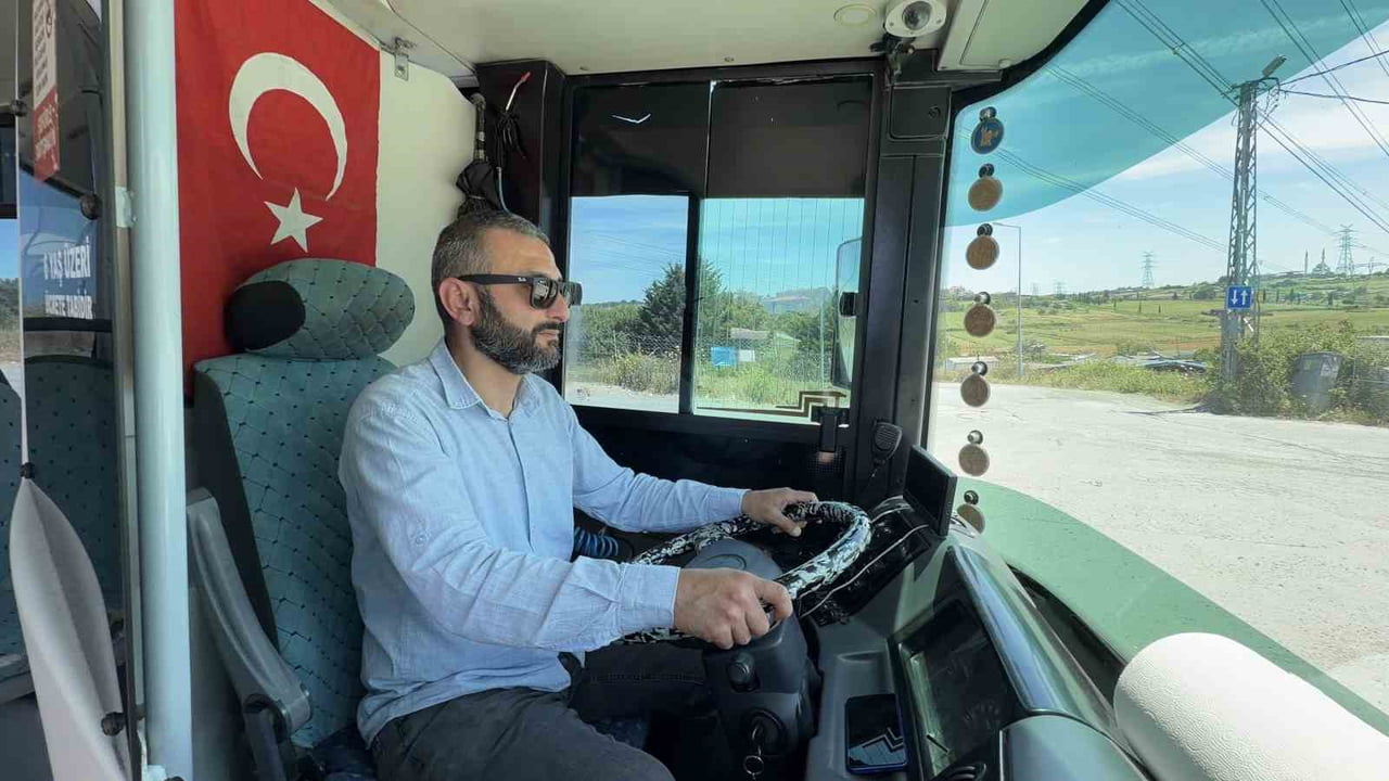 İSTANBUL'UN ARNAVUTKÖY İLÇESİNDE ARN9 MİNİBÜS HATTINDA SEYAHAT EDEN YAŞLI YOLCU FENALAŞARAK...