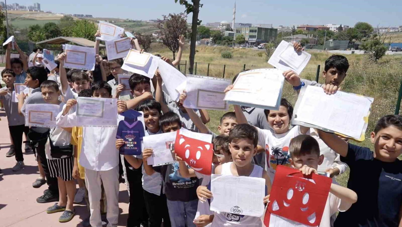 İSTANBUL'UN ARNAVUTKÖY İLÇESİNE BAĞLI DELİKLİKAYA MAHALLESİ'NDE YILLARDIR SÜRDÜRÜLEN KARNE...