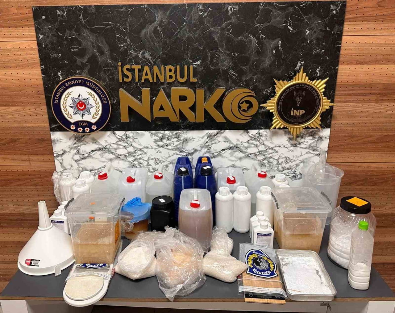 İSTANBUL'UN BAYRAMPAŞA İLÇESİNDE BİR EVE DÜZENLENEN OPERASYONDA, 30 KİLO KATI VE SIVI METAMFETAMİN...