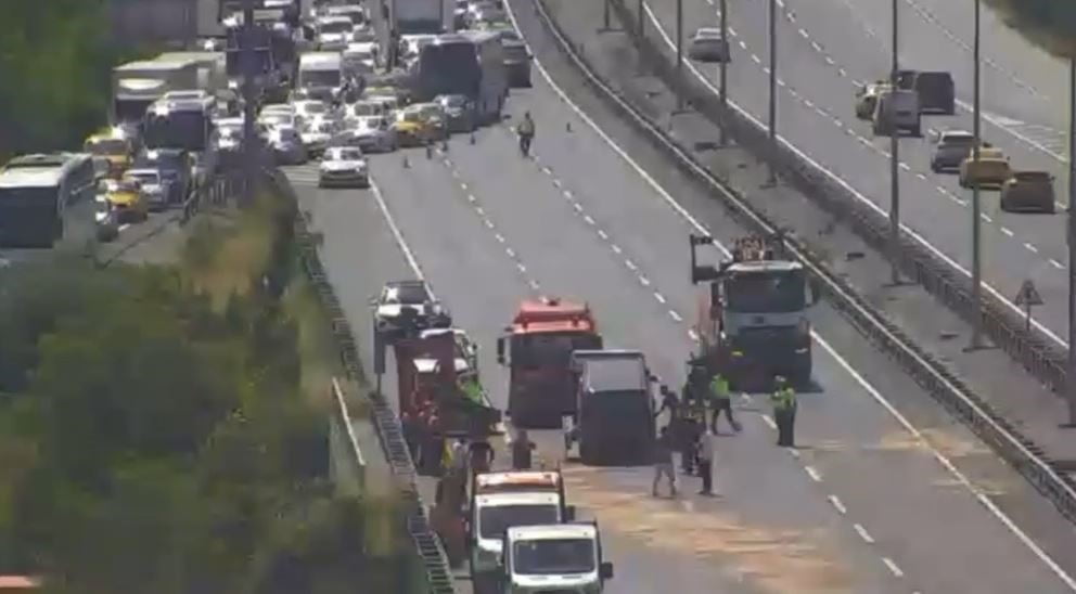 İSTANBUL'UN EYÜPSULTAN İLÇESİNDE YOL TEMİZLİĞİ YAPAN İSTAÇ'A AİT BAKIM EKİBİNE ÖNCÜLÜK YAPAN VE...