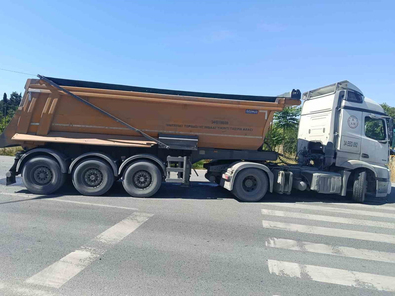İSTANBUL'UN KÜÇÜKÇEKMECE İLÇESİNDE HAFİF TİCARİ ARAÇ İLE TIRIN ÇARPIŞMASI SONUCU 1 KİŞİ AĞIR...