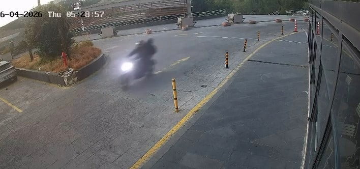 İSTANBUL'UN SULTANGAZİ İLÇESİNDE MOTOSİKLETLİ BİR ŞÜPHELİ, ALIŞVERİŞ MERKEZİNE SİLAHLI SALDIRI...