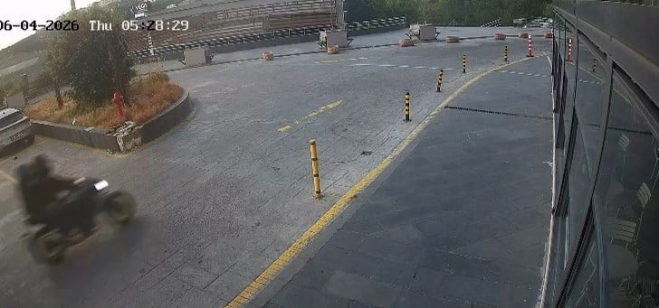 İSTANBUL'UN SULTANGAZİ İLÇESİNDE MOTOSİKLETLİ BİR ŞÜPHELİ, ALIŞVERİŞ MERKEZİNE SİLAHLI SALDIRI...
