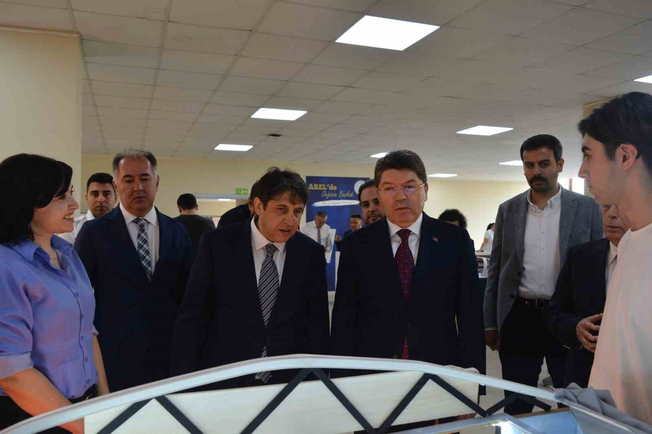 İSTANBUL AREL ÜNİVERSİTESİ’NDE DÜNYA ÇEVRE GÜNÜ KAPSAMINDA DÜZENLENEN ETKİNLİĞE ESKİ ADALET BAKANI...