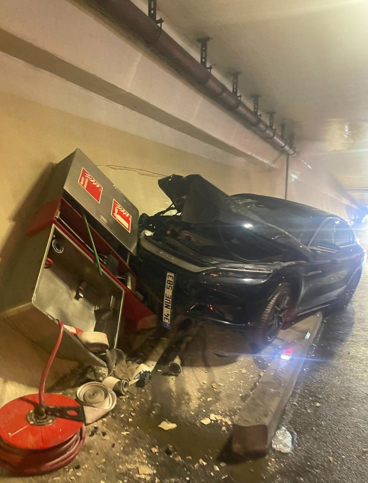 İSTANBUL AVRASYA TÜNELİ'NDE SEYİR HALİNDEKİ OTOMOBİL, İTFAİYEYE AİT YANGIN PANOSUNA...