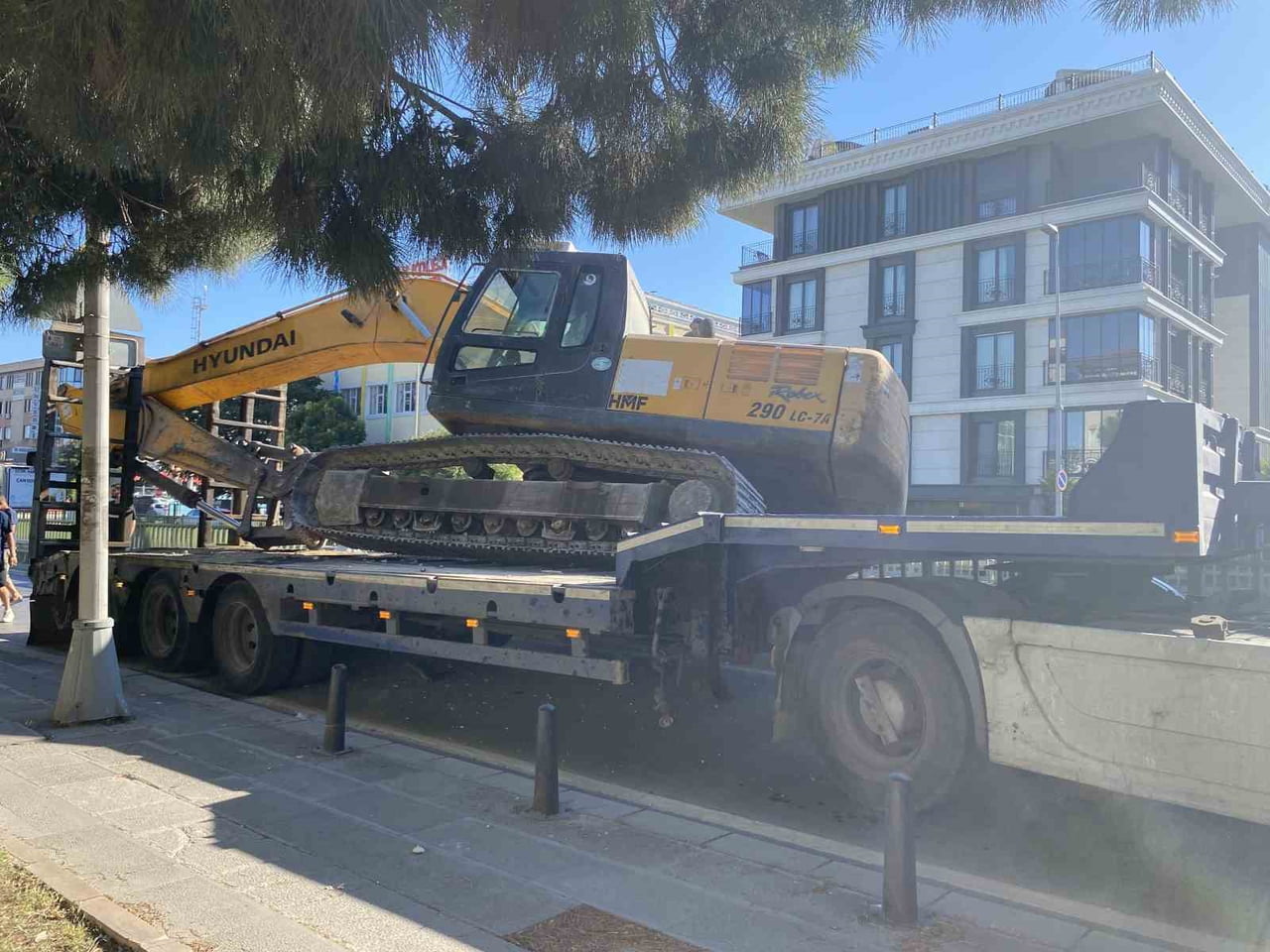 İSTANBUL BAHÇELİEVLER’DE KONTROLDEN ÇIKAN TIRIN TAŞIDIĞI İŞ MAKİNESİ BARİYERLERE ÇARPTI. KAZA...