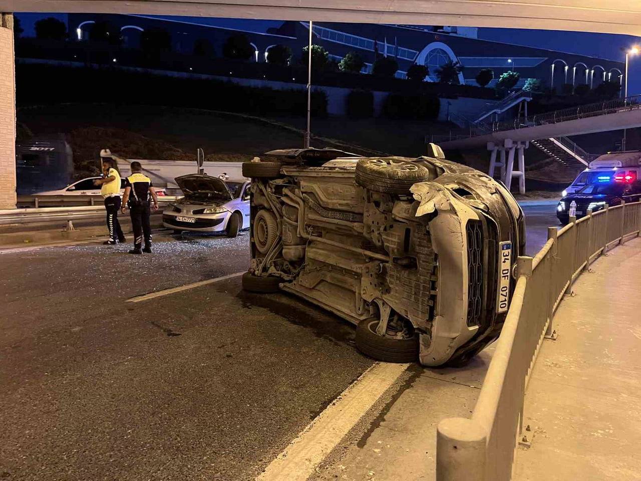 İSTANBUL BAKIRKÖY’DE HAFİF TİCARİ ARAÇ İLE OTOMOBİLİN ÇARPIŞTIĞI KAZADA 5 KİŞİ...