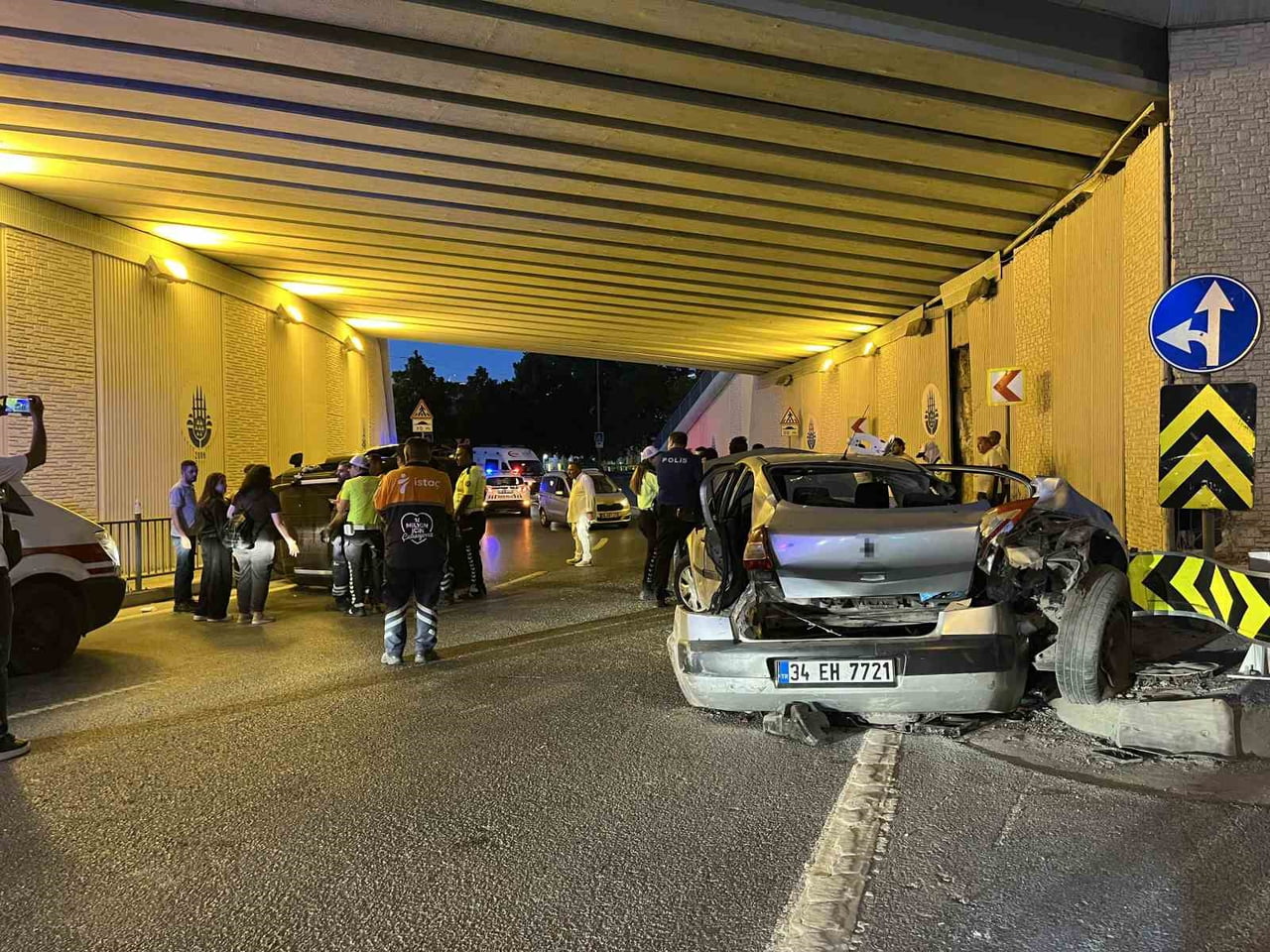İSTANBUL BAKIRKÖY’DE HAFİF TİCARİ ARAÇ İLE OTOMOBİLİN ÇARPIŞTIĞI KAZADA 5 KİŞİ...