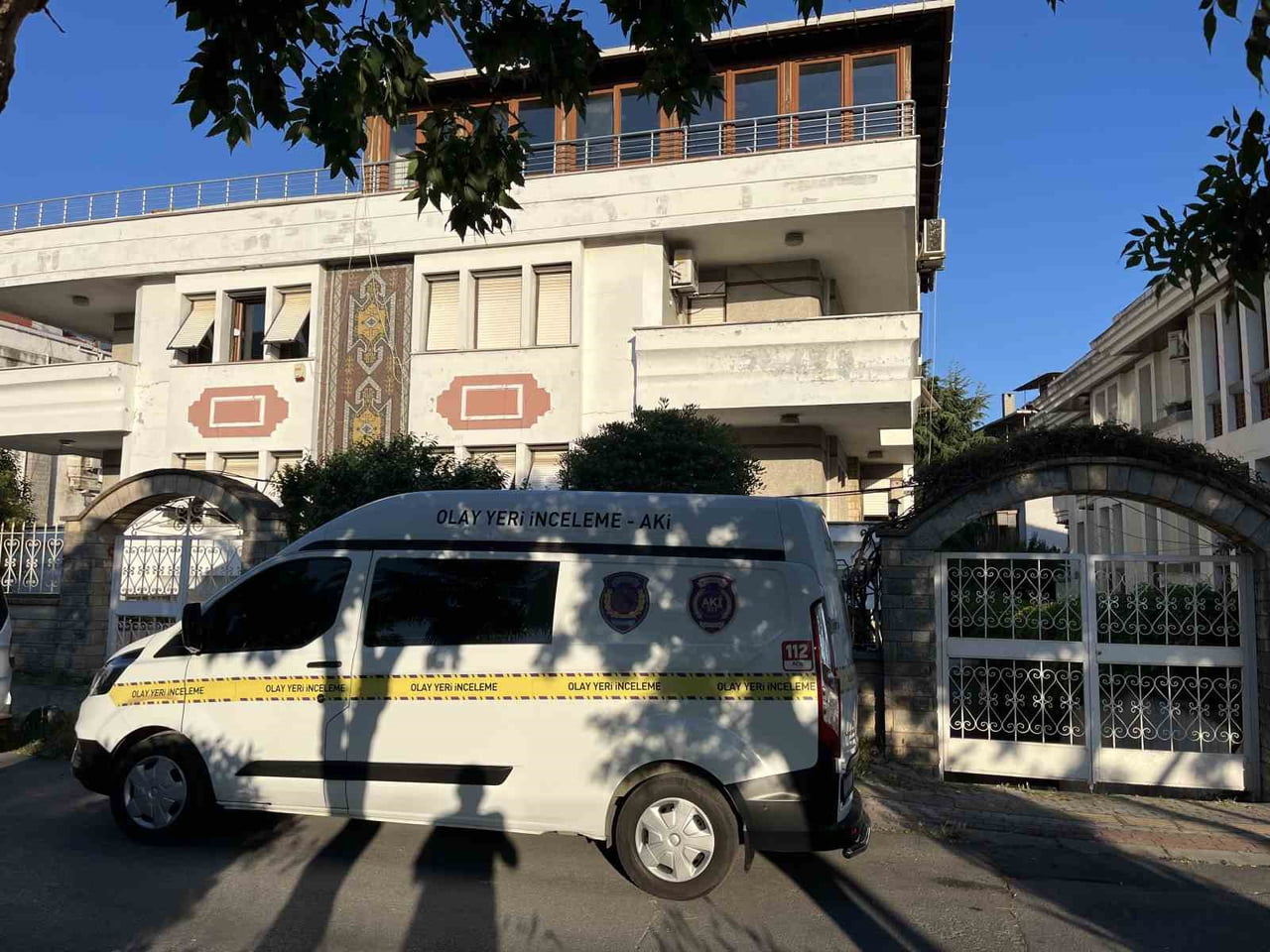 İSTANBUL BAKIRKÖY’DE YAŞADIKLARI VİLLADA ÇIKAN TARTIŞMADA AĞABEY, KARDEŞİNİ SİLAHLA VURARAK...