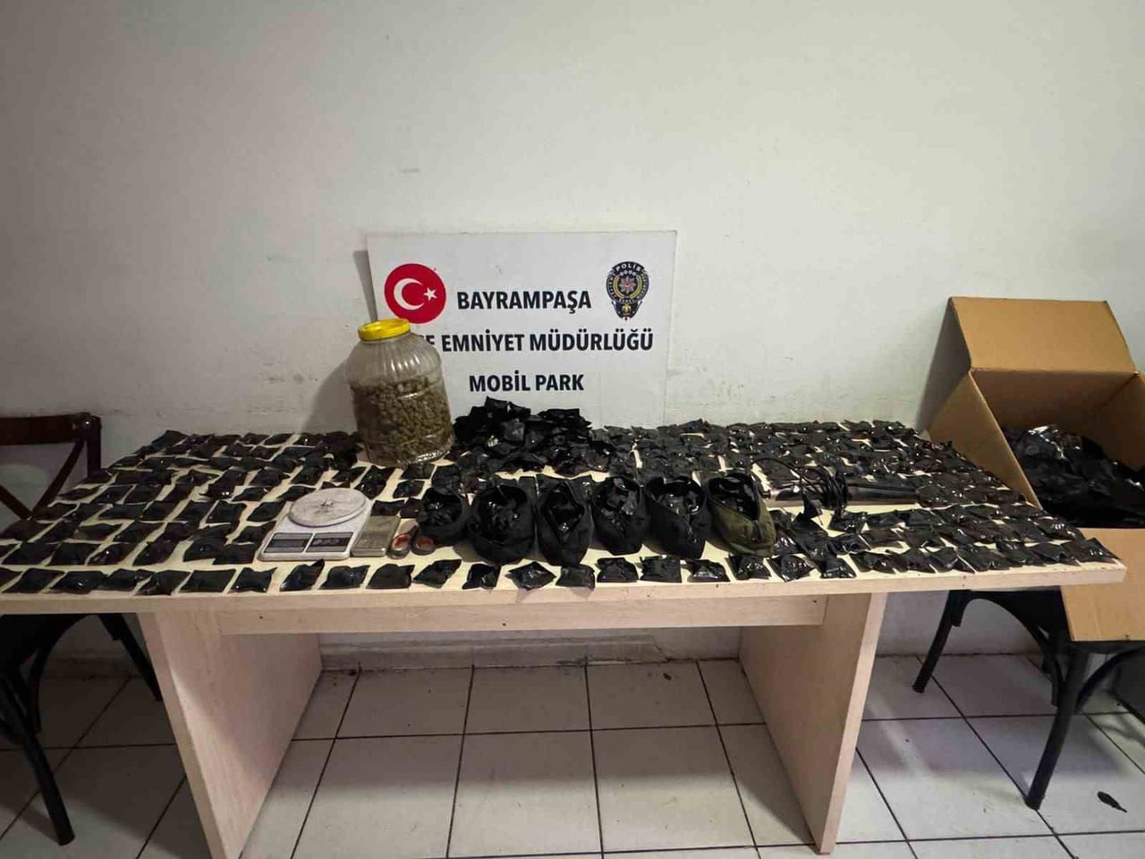 İSTANBUL BAYRAMPAŞA'DA UYUŞTURUCU MADDE İMALATINDA VE SEVKİNDE KULLANILDIĞI BELİRLENEN DEPOYA...