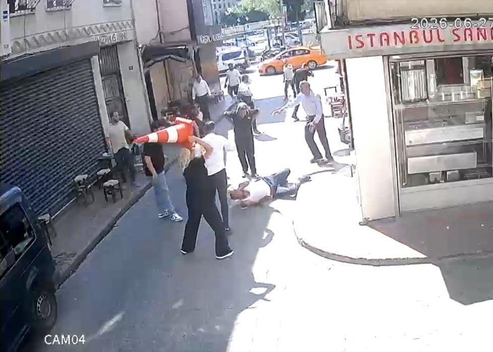 İSTANBUL BEYOĞLU'NDA 15 YAŞINDAKİ GENÇ KIZA SARKINTILIK YAPTIĞI İDDİA EDİLEN ŞAHIS; KIZIN ANNESİ...