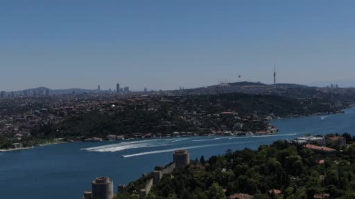İstanbul Boğazı'nda yelkenlilerin geçişi böyle görüntülendi