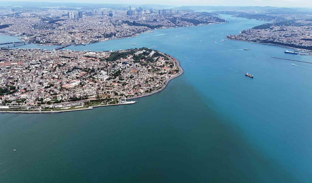 İSTANBUL BOĞAZI'NIN GÜNEY ÇIKIŞINDA, KARADENİZ'DEN AKINTIYLA GELEN TURKUAZ RENKLİ SULARIN MARMARA...