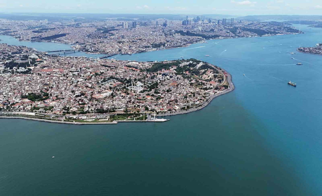 İSTANBUL BOĞAZI'NIN GÜNEY ÇIKIŞINDA, KARADENİZ'DEN AKINTIYLA GELEN TURKUAZ RENKLİ SULARIN MARMARA...