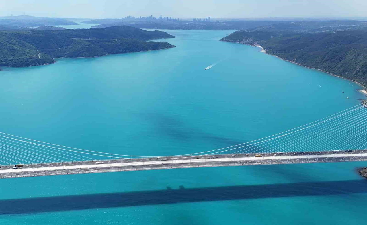 İSTANBUL BOĞAZI'NIN KUZEY KESİMLERİNDE SON GÜNLERDE DİKKAT ÇEKEN TURKUAZ RENKLİ GÖRÜNTÜ HALEN...