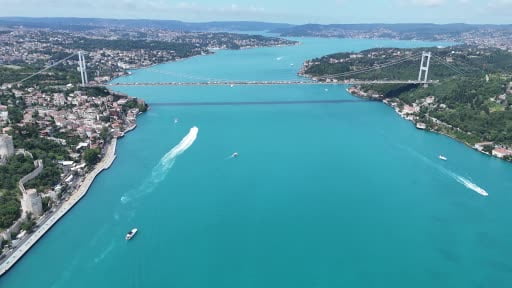 İstanbul Boğazı'nın turkuaz görünümü tabloya dönüştü