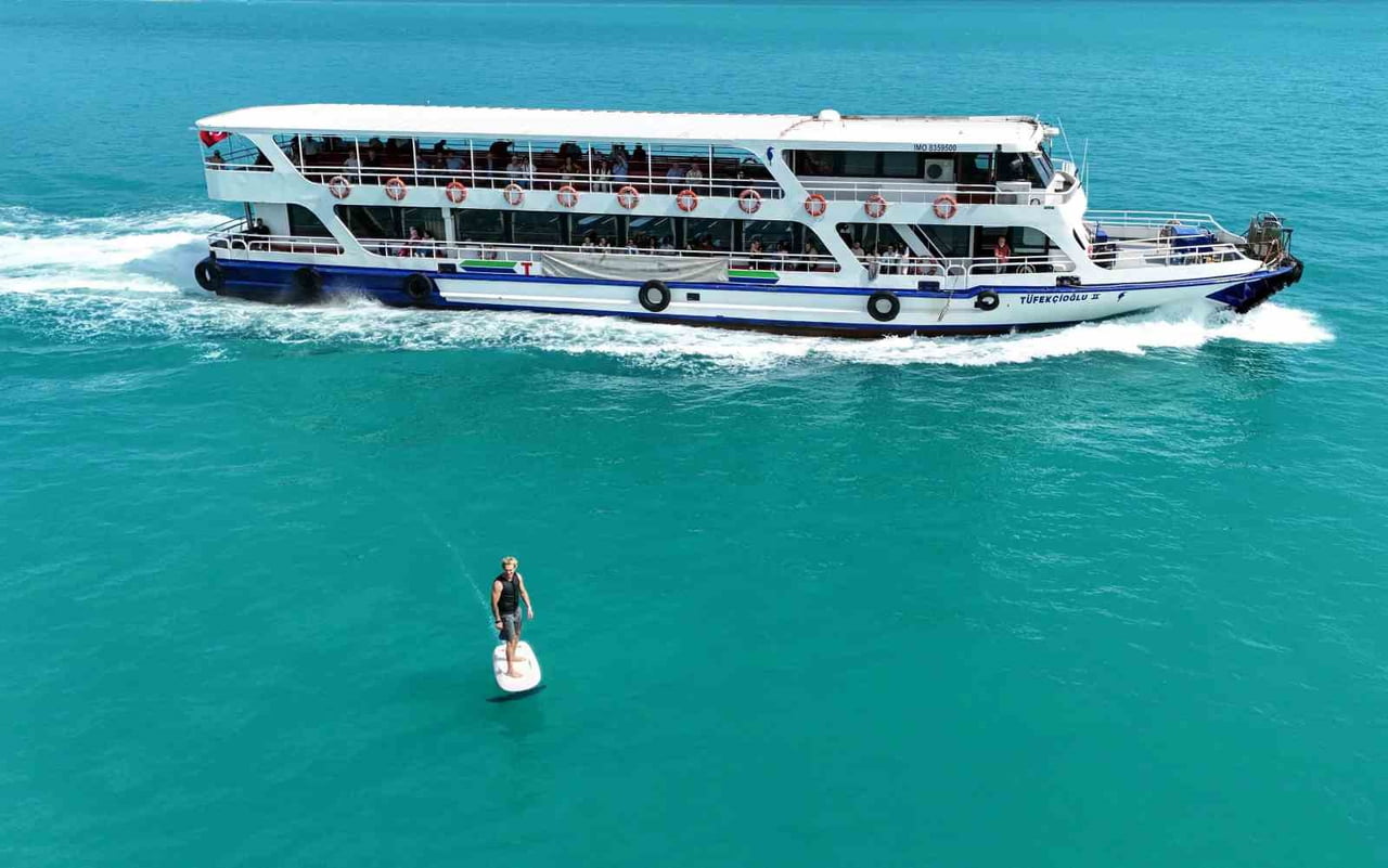 İSTANBUL BOĞAZI'NIN TURKUAZA BÜRÜNEN SULARINDA ELEKTRİKLİ SÖRF YAPAN TÜRKİYE SNOWBOARD ŞAMPİYONU...