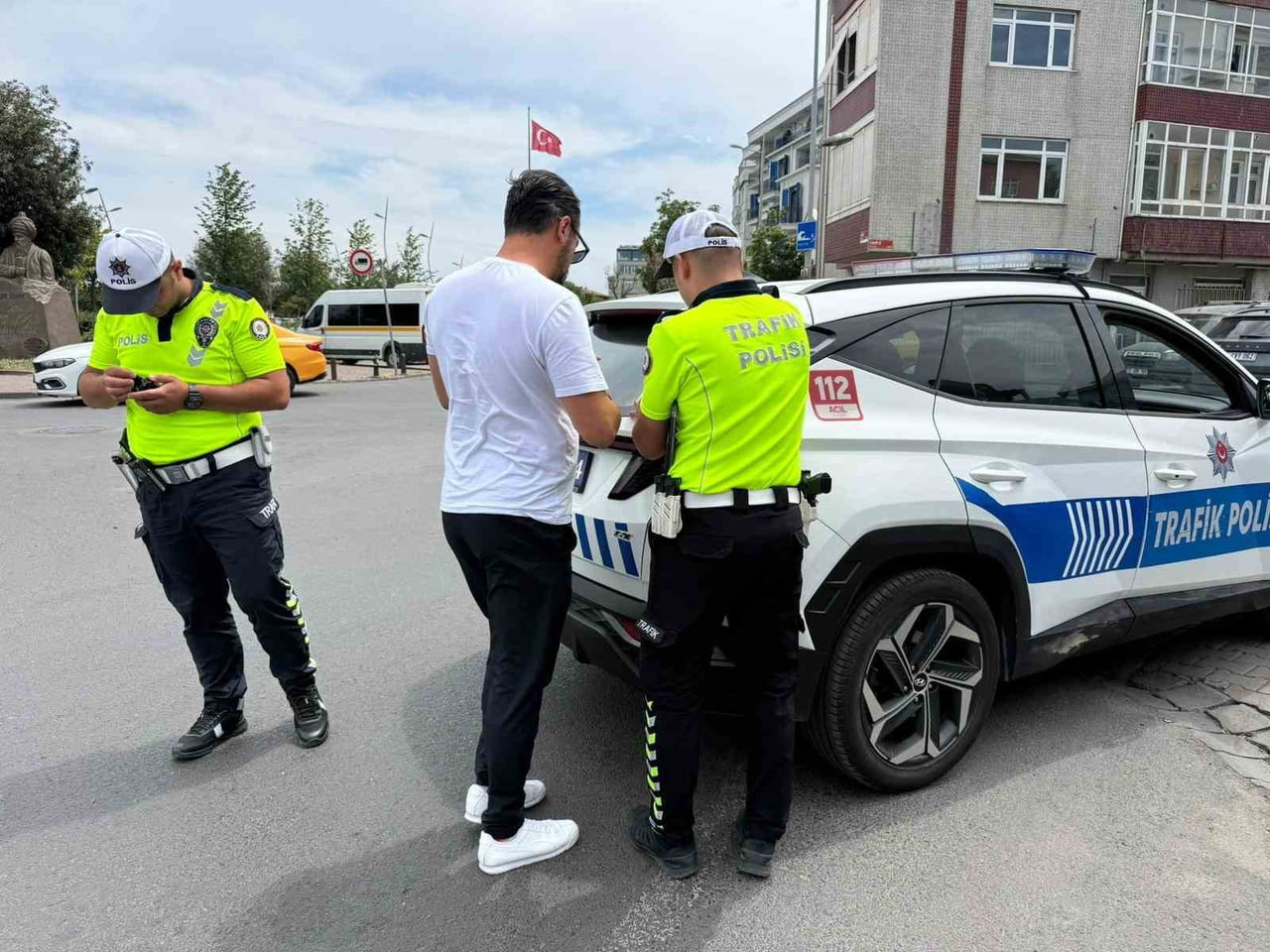 İSTANBUL BÜYÜKÇEKMECE'DE EKİPLERİN DEVRİYE YAPTIĞI SIRADA ABART EGZOZDAN YAKALANAN SÜRÜCÜNÜN...