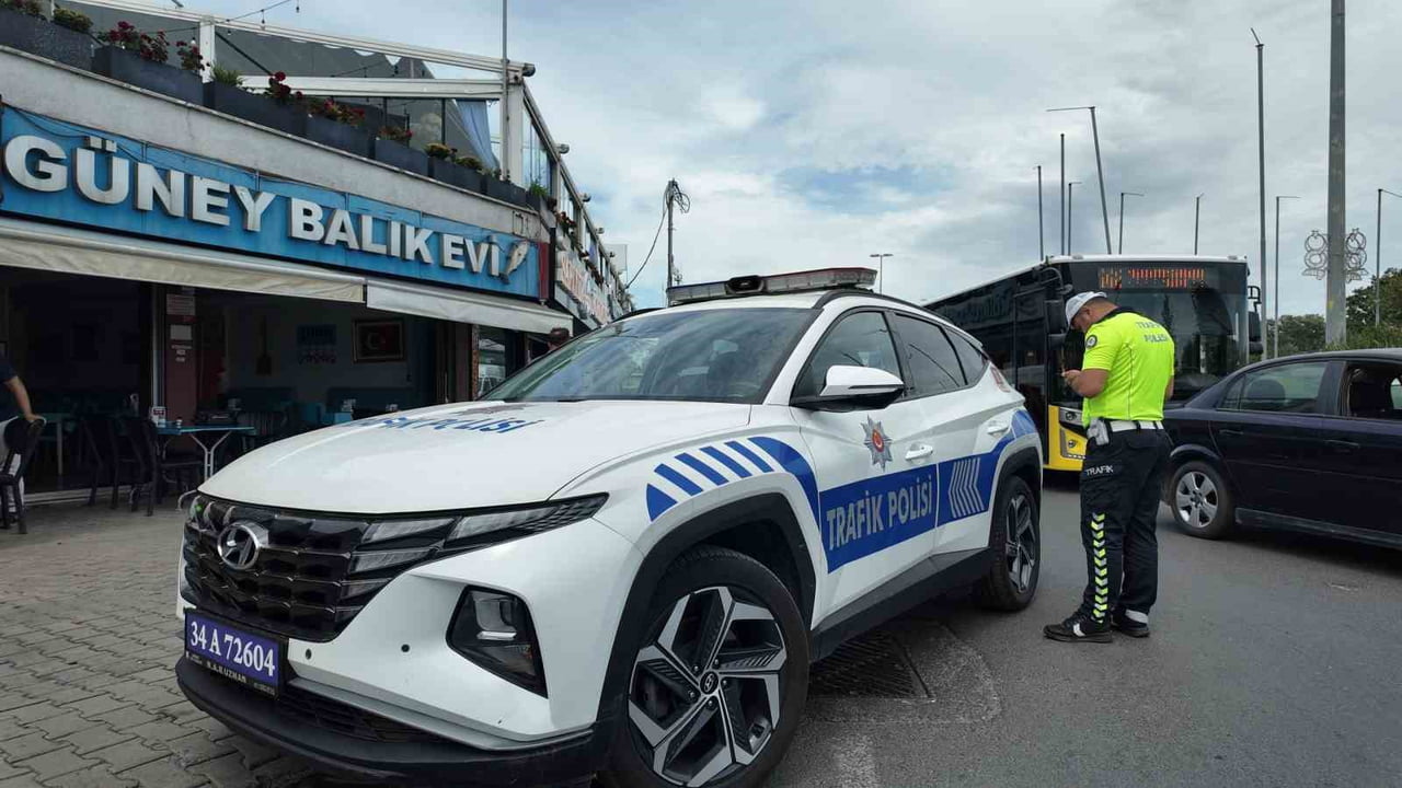 İSTANBUL BÜYÜKÇEKMECE'DE EKİPLERİN DEVRİYE YAPTIĞI SIRADA ABART EGZOZDAN YAKALANAN SÜRÜCÜNÜN...
