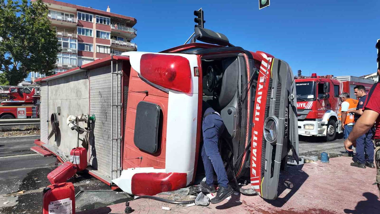 İSTANBUL BÜYÜKÇEKMECE'DE, SİLİVRİ'DEKİ YANGINA MÜDAHALEYE GİDEN İTFAİYE ARACI, BAŞKA BİR ARACA...