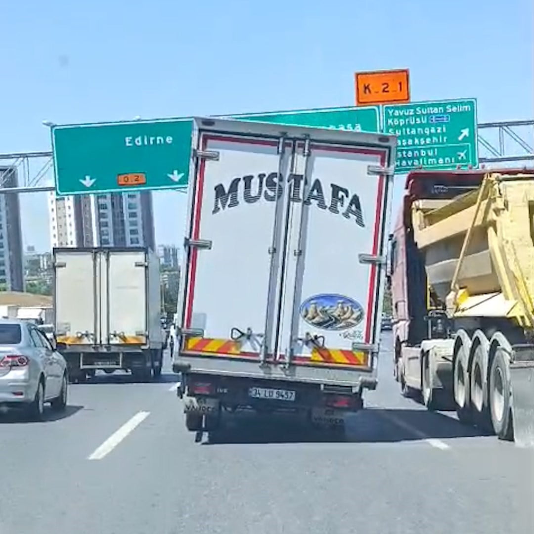 İSTANBUL ÇEVREYOLU’NDA BİR KAMYONUN KASASININ SAĞA EĞİMLİ ŞEKİLDE TRAFİKTE SEYRETTİĞİ ANLAR CEP...