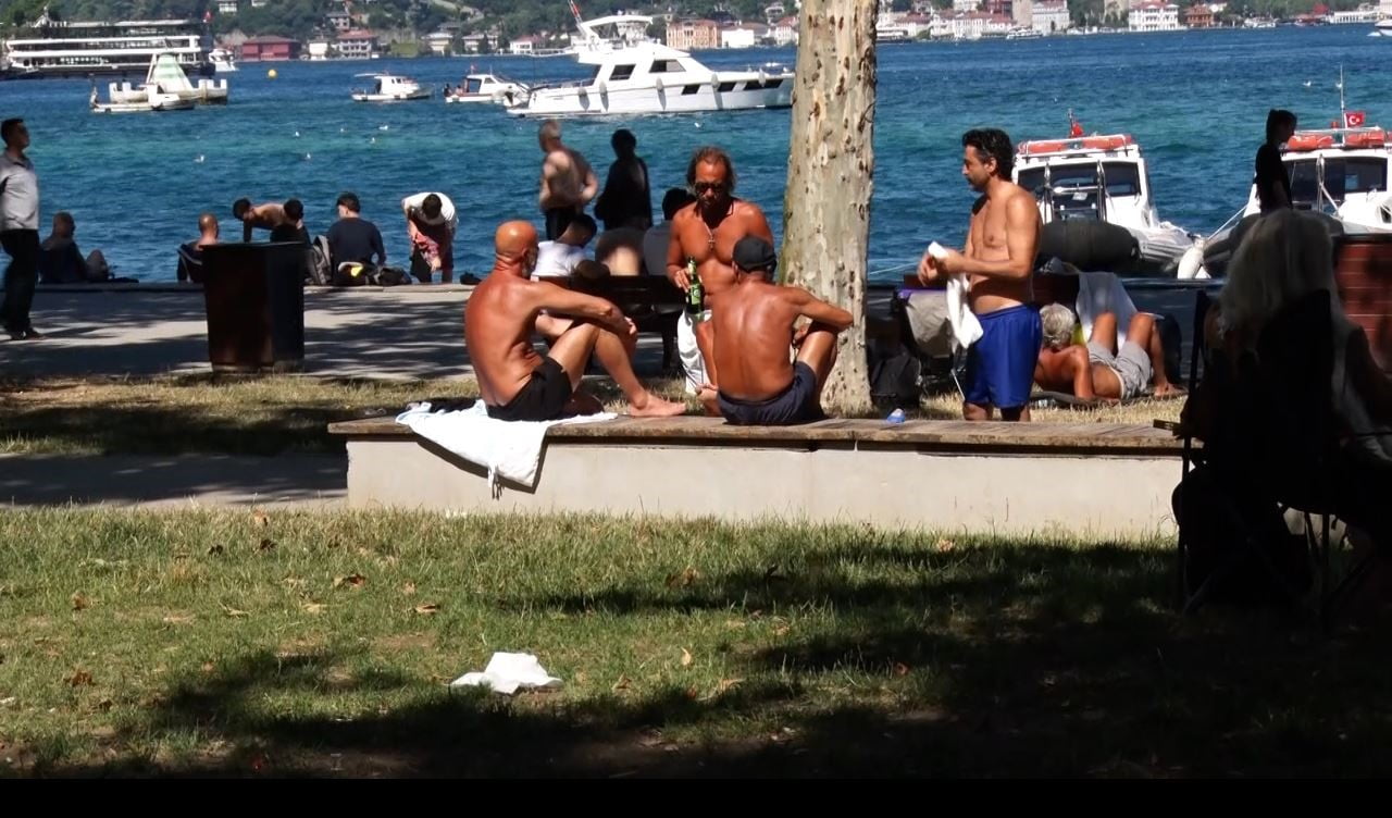 İSTANBUL’DA HAVA SICAKLIĞININ 36 DERECEYE ULAŞMASIYLA VATANDAŞLAR SERİNLEMEK İÇİN BOĞAZ’A AKIN...