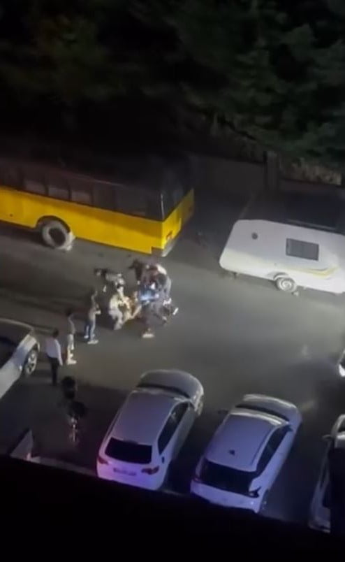 İSTANBUL’DA TRAFİKTE BAŞKA BİR ARACI ISRARLA TAKİP EDEREK SALDIRI GİRİŞİMİNDE BULUNAN SÜRÜCÜ...