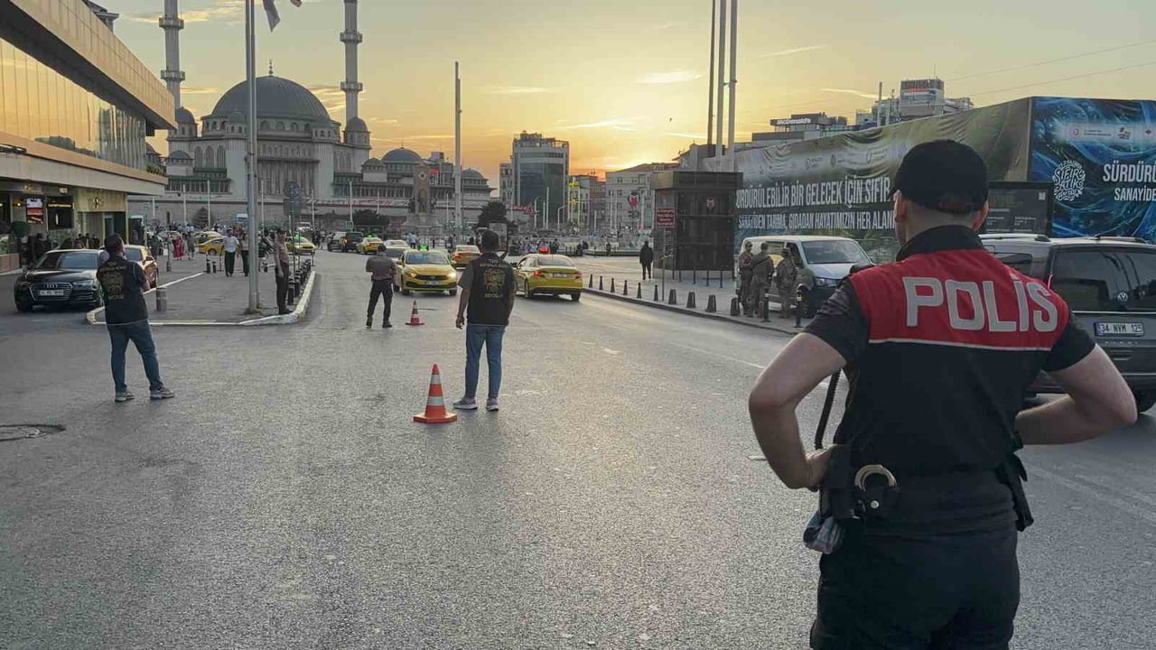 İSTANBUL EMNİYET MÜDÜRLÜĞÜ'NCE, İL GENELİNDE ‘HUZUR İSTANBUL’ ADLI HELİKOPTER DESTEKLİ ASAYİŞ...