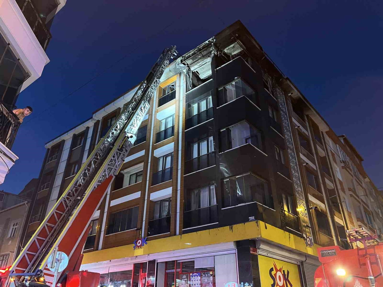 İSTANBUL ESENLER'DE 4 KATLI BİNANIN EN ÜST KATINDA ÇIKAN YANGIN, KISA SÜREDE BÜYÜYEREK ÇATIYA DA...