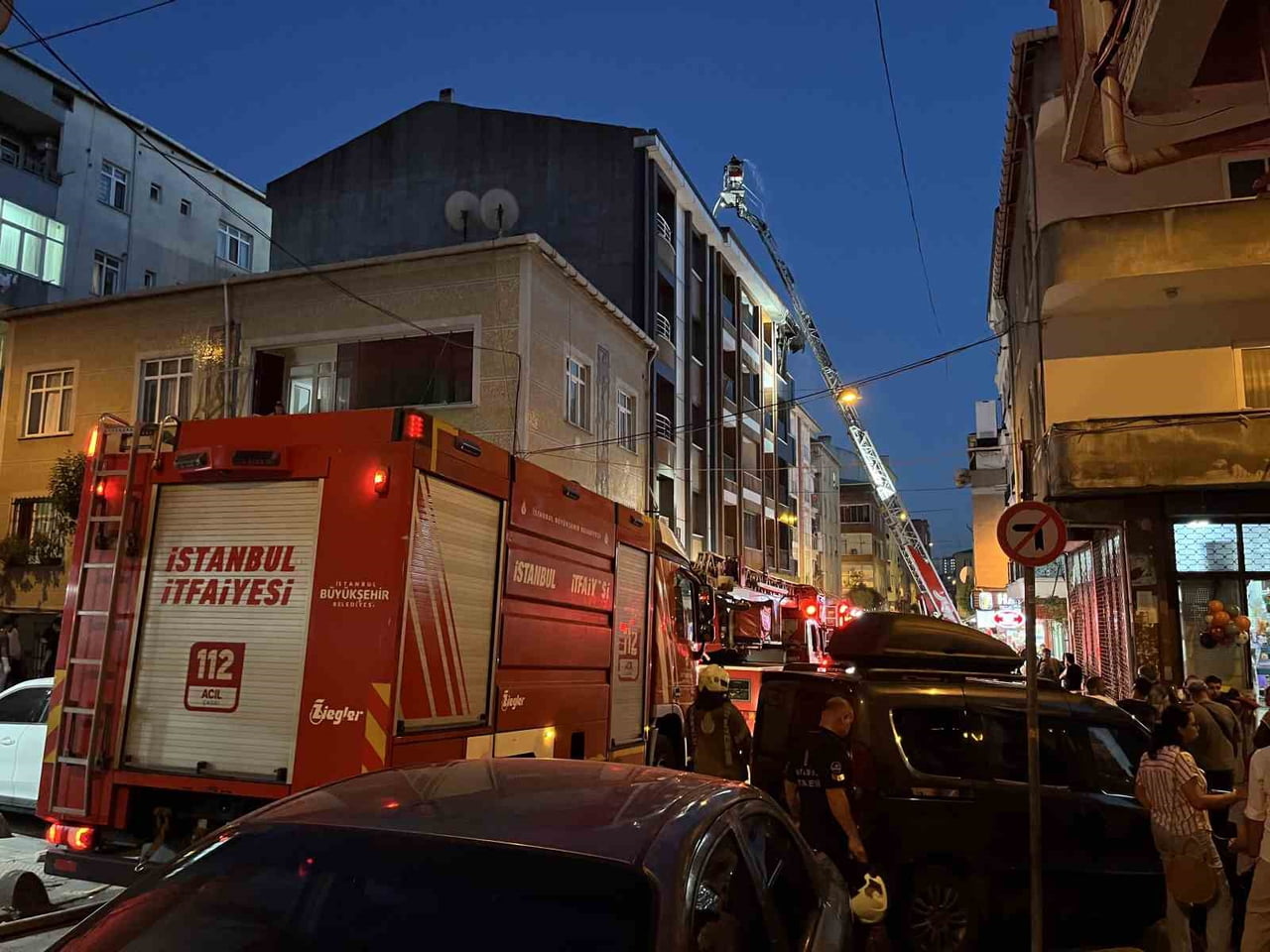 İSTANBUL ESENLER'DE 4 KATLI BİNANIN EN ÜST KATINDA ÇIKAN YANGIN, KISA SÜREDE BÜYÜYEREK ÇATIYA DA...