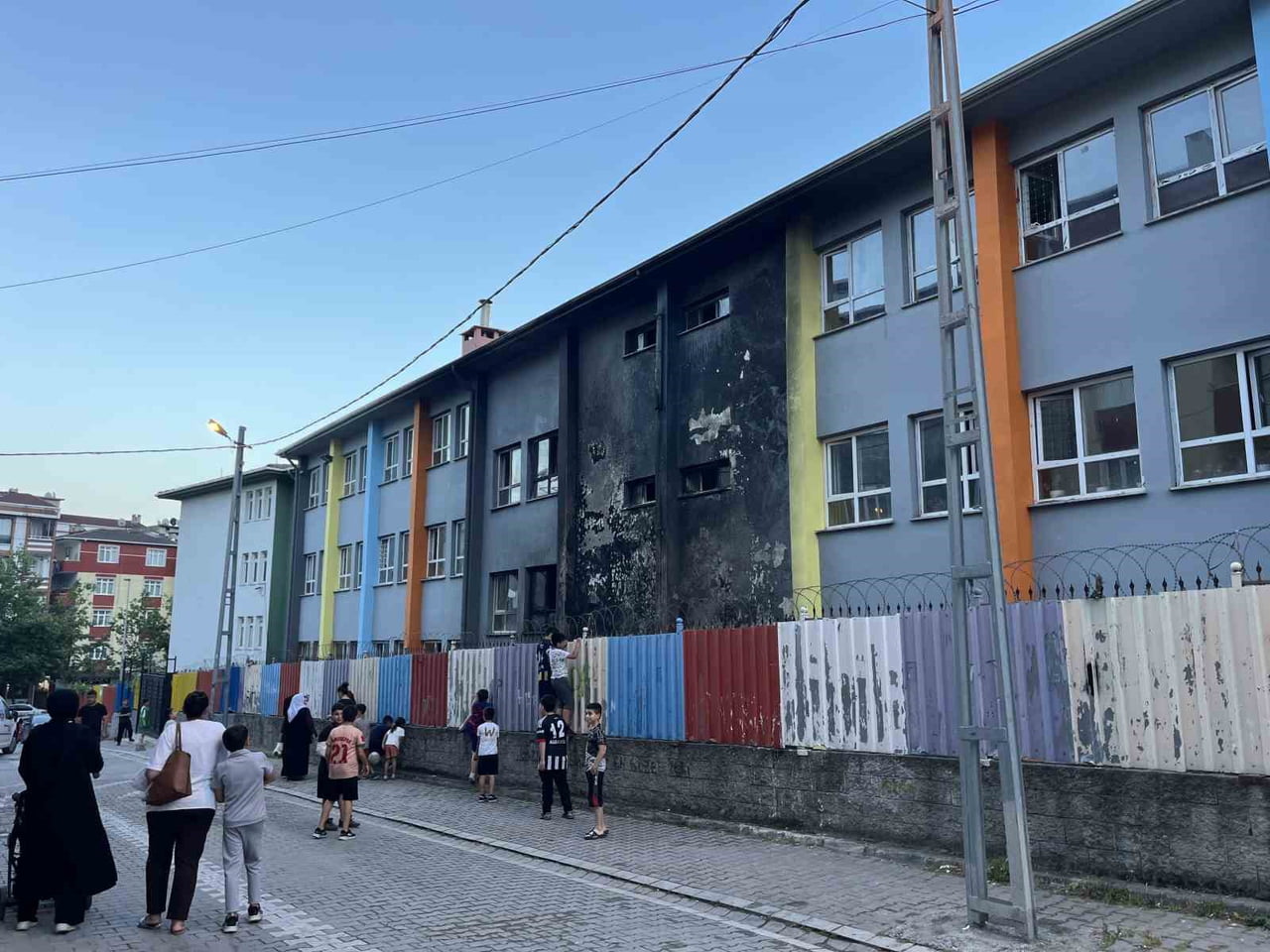 İSTANBUL ESENYURT’TA 3 KATLI İLKOKULDA DUVARIN YANINA KONULAN SIRALAR YANDI. OKULUN DIŞ CEPHESİNİN...