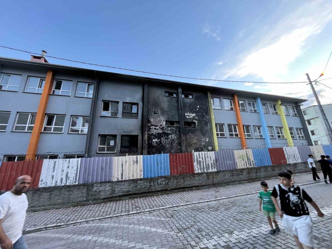 İSTANBUL ESENYURT’TA 3 KATLI İLKOKULDA DUVARIN YANINA KONULAN SIRALAR YANDI. OKULUN DIŞ CEPHESİNİN...