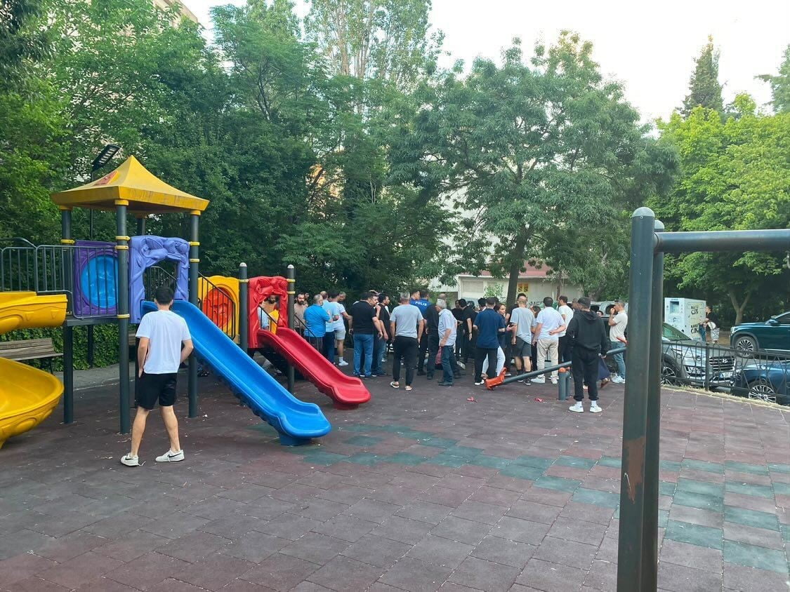 İSTANBUL EYÜPSULTAN’DA BİR PARKTA İKİ GRUP ARASINDA ÇIKAN SİLAHLI ÇATIŞMADA 5 KİŞİ...