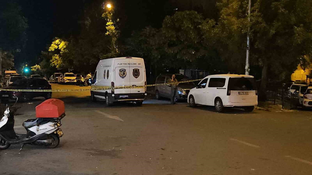 İSTANBUL EYÜPSULTAN’DA KİMLİĞİ HENÜZ BELİRLENEMEYEN ŞAHISLARIN PARKTAKİ GRUBA YÖNELİK SİLAHLI...