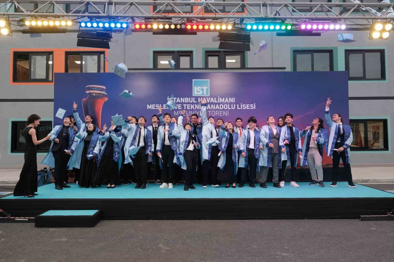 İSTANBUL HAVALİMANI MESLEKİ VE TEKNİK ANADOLU LİSESİ, İLK MEZUNLARINI VERDİ.