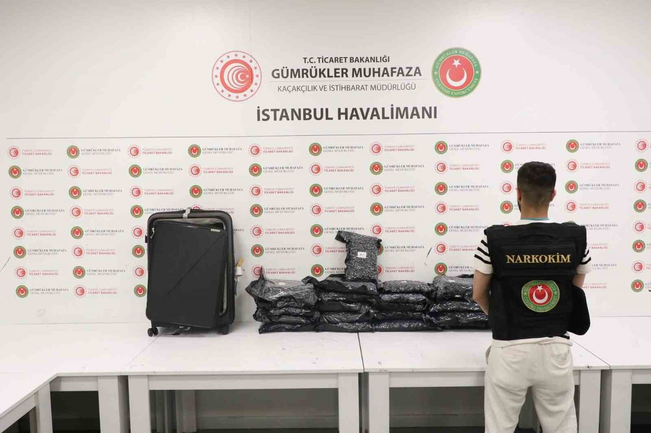 İSTANBUL HAVALİMANI’NDA TİCARET BAKANLIĞI GÜMRÜKLER MUHAFAZA EKİPLERİNCE DÜZENLENEN OPERASYONDA...