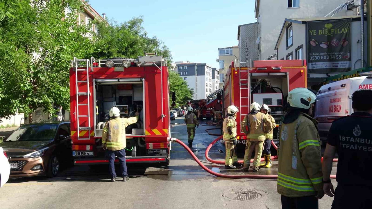İSTANBUL (İHA) - TUZLA'DA 4 KATLI BİR BİNANIN ÇATISINDA ÇIKAN YANGIN, RÜZGARIN ETKİSİYLE...