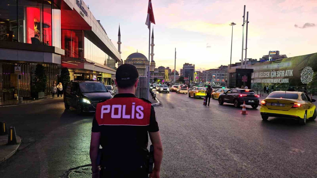 İSTANBUL İL EMNİYET MÜDÜRLÜĞÜ'NCE KENT GENELİNDE HELİKOPTER DESTEKLİ 'HUZUR İSTANBUL' DENETİMİ...