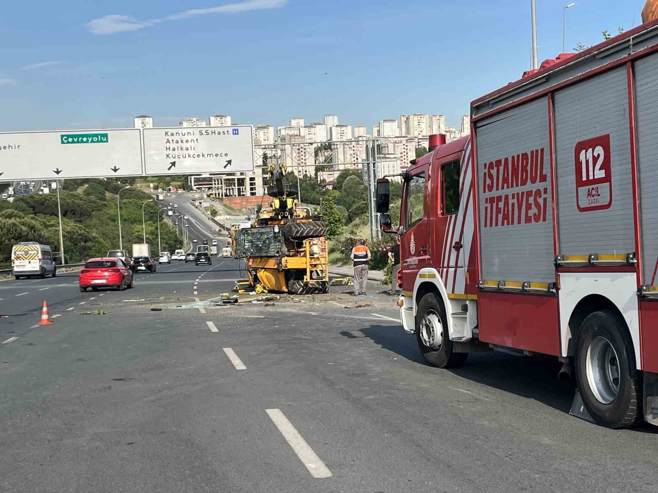 İSTANBUL KÜÇÜKÇEKMECE’DE İŞ MAKİNESİ TAŞIYAN ÇEKİCİ, KONTROLDEN ÇIKARAK DEVRİLDİ. KAZADA DEVRİLEN...