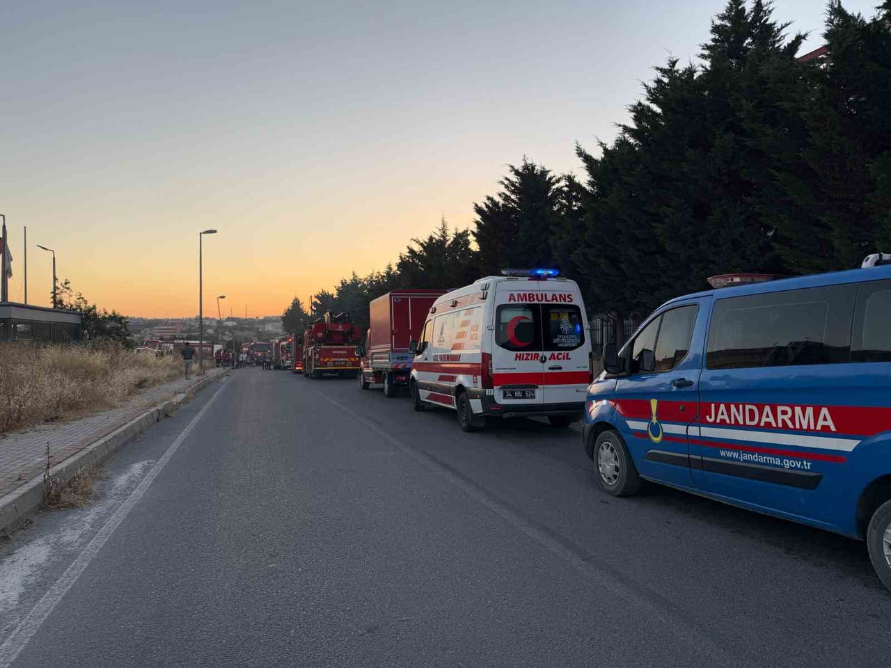 İSTANBUL SİLİVRİ’DE İKİ KATLI BİR MOBİLYA ATÖLYESİNDE ÇIKAN YANGIN, İTFAİYE EKİPLERİNİN...