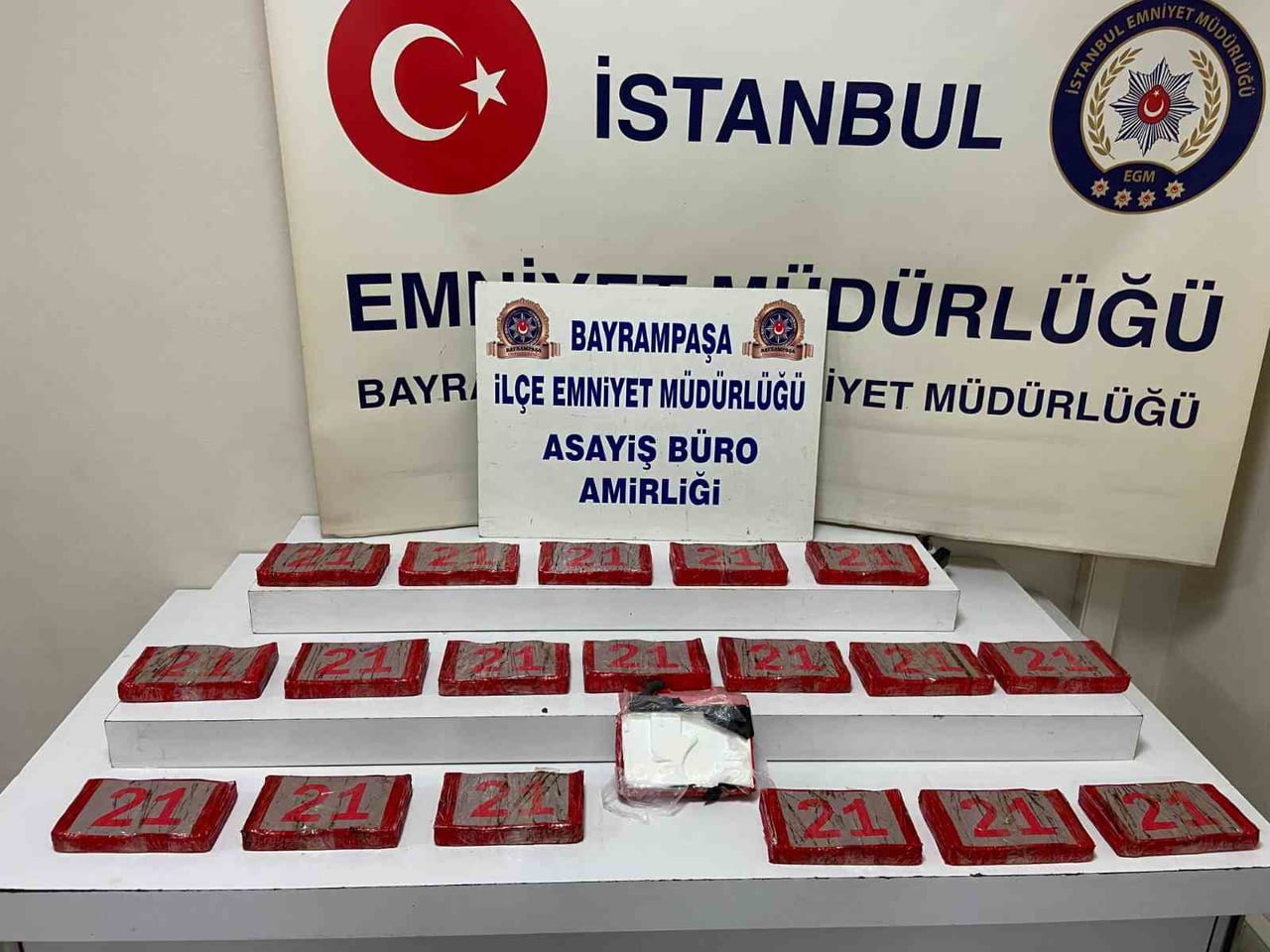 İSTANBUL’UN BAYRAMPAŞA İLÇESİNDE BİR ARACA DÜZENLENEN OPERASYONDA, 20 KİLO 520 GRAM KOKAİN ELE...
