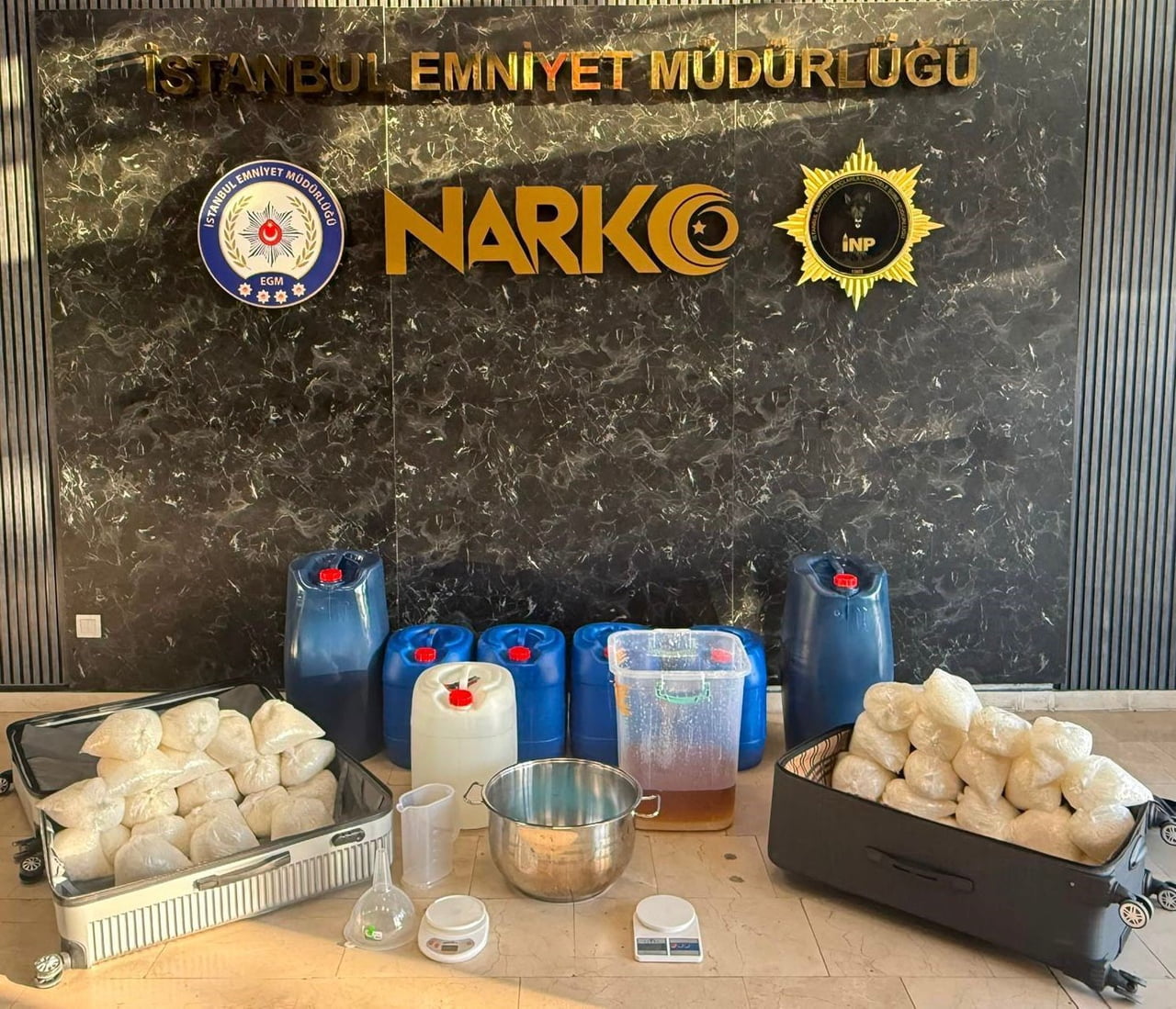 İSTANBUL’UN BEYLİKDÜZÜ İLÇESİNDE 2 EV VE 2 ARACA DÜZENLENEN OPERASYONDA, 248 KİLO METAMFETAMİN VE...