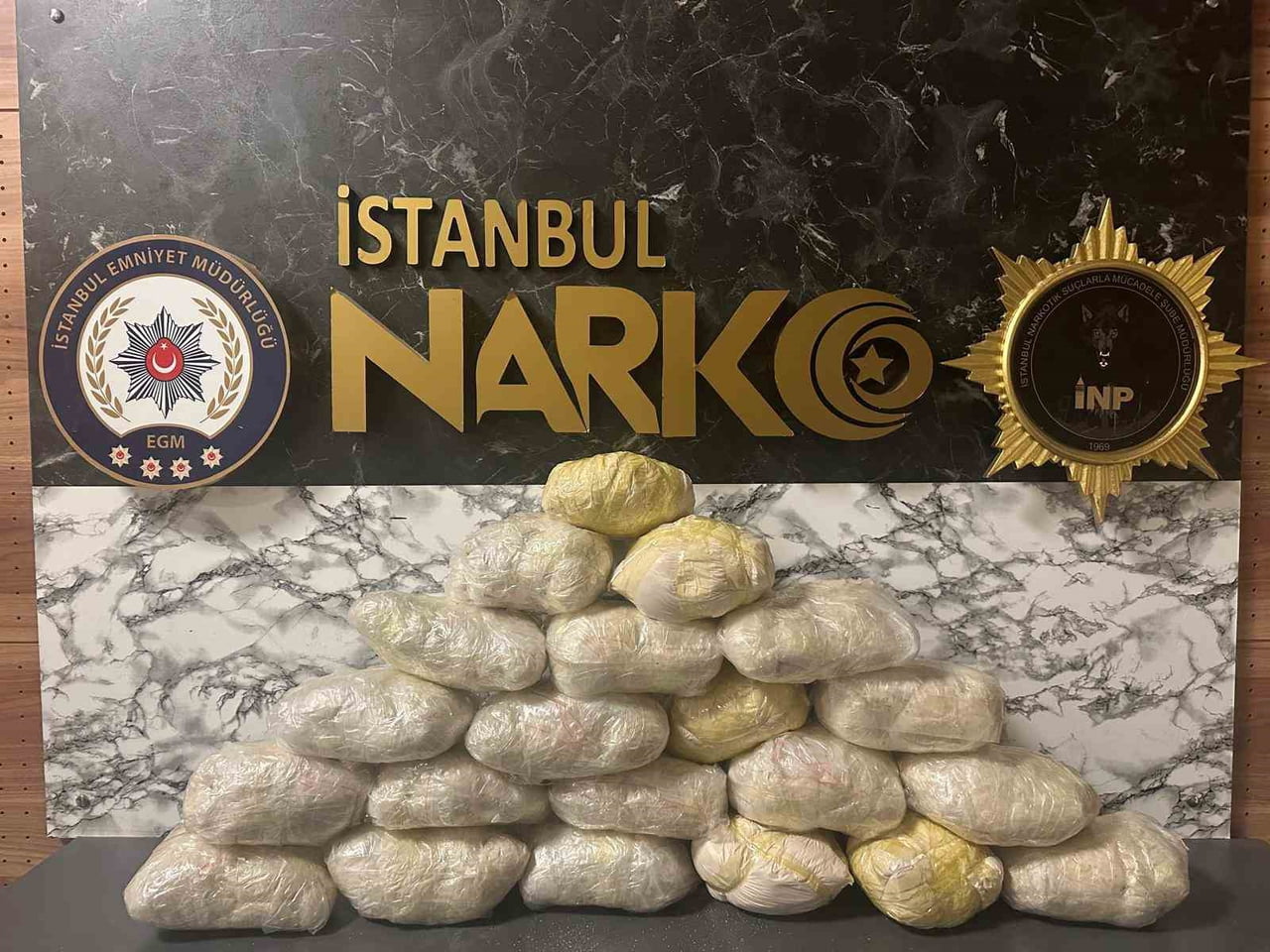İSTANBUL’UN BEYLİKDÜZÜ İLÇESİNDE SEYİR HALİNDEKİ BİR OTOMOBİLE DÜZENLENEN OPERASYONDA, 21 KİLO 400...
