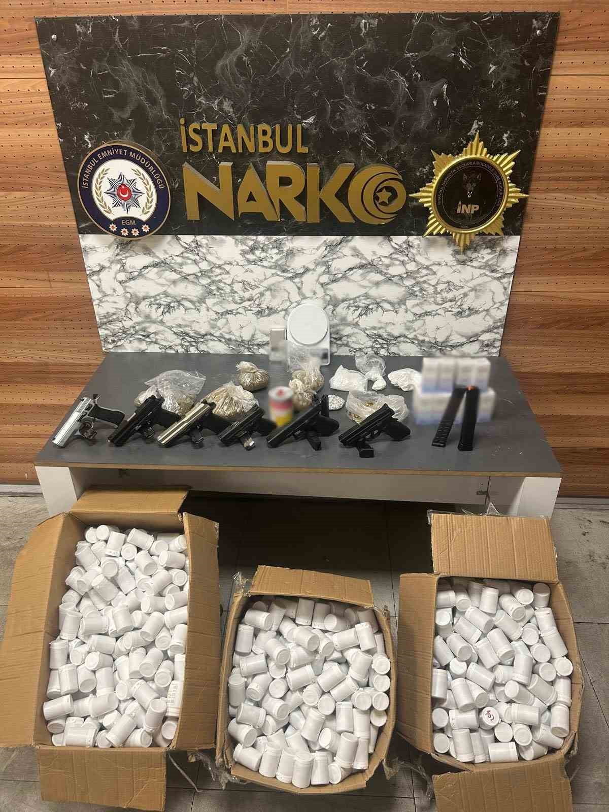 İSTANBUL’UN ZEYTİNBURNU İLÇESİNDE DÜZENLENEN OPERASYONDA, 60 BİN SENTETİK ECZA HAP İLE 1 KİLO 110...