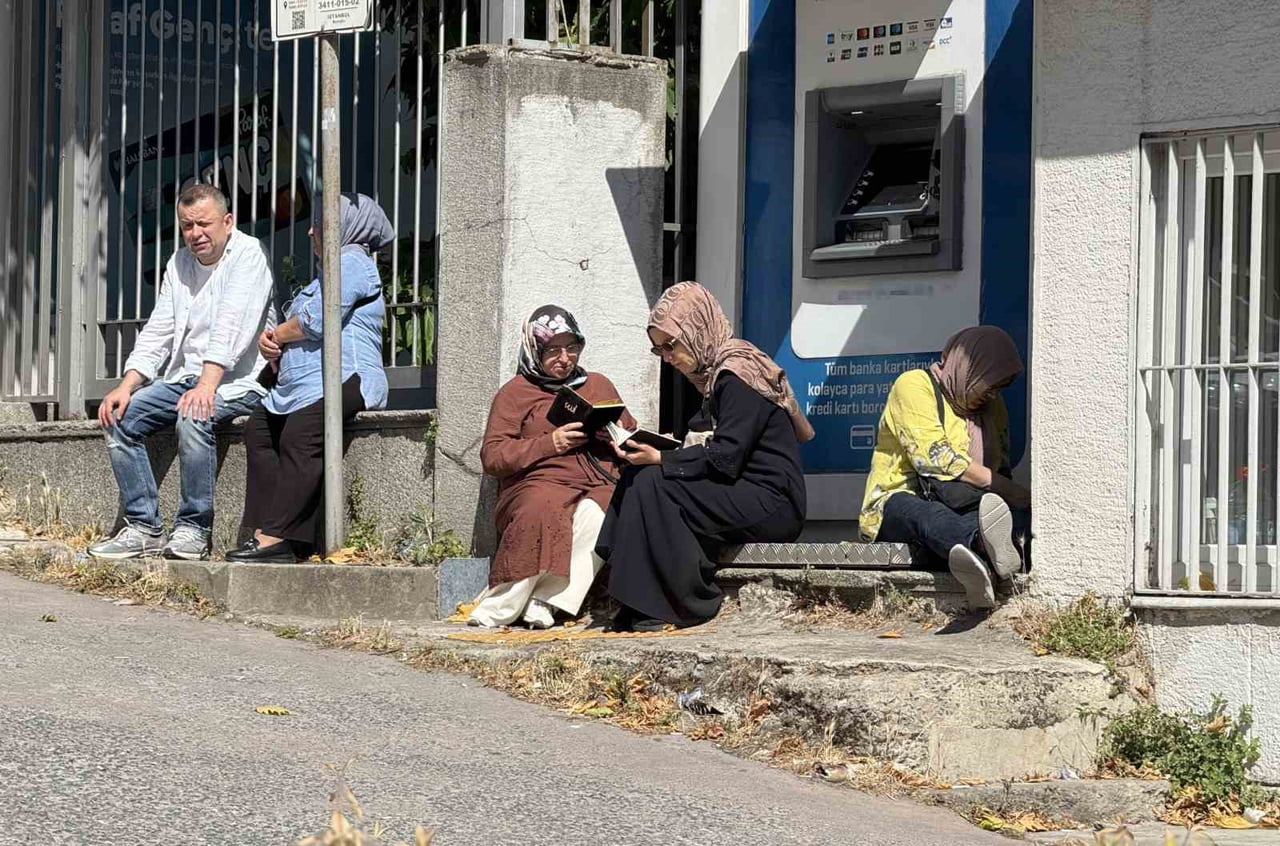 İSTANBUL ÜNİVERSİTESİ’NE GELEN ÜNİVERSİTE ADAYLARI SINAVDA TER DÖKERKEN, VELİLER İSE DIŞARIDA...