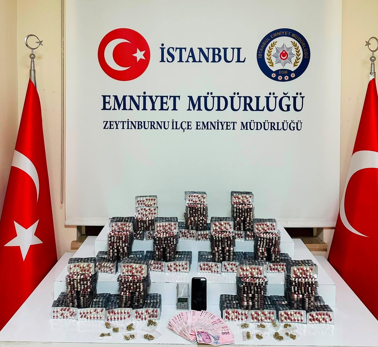 İSTANBUL ZEYTİNBURNU'NDA DÜZENLENEN OPERASYONDAN 11 BİN 60 ADET SENTETİK ECZA ELE GEÇİRİLİRKEN, 1...